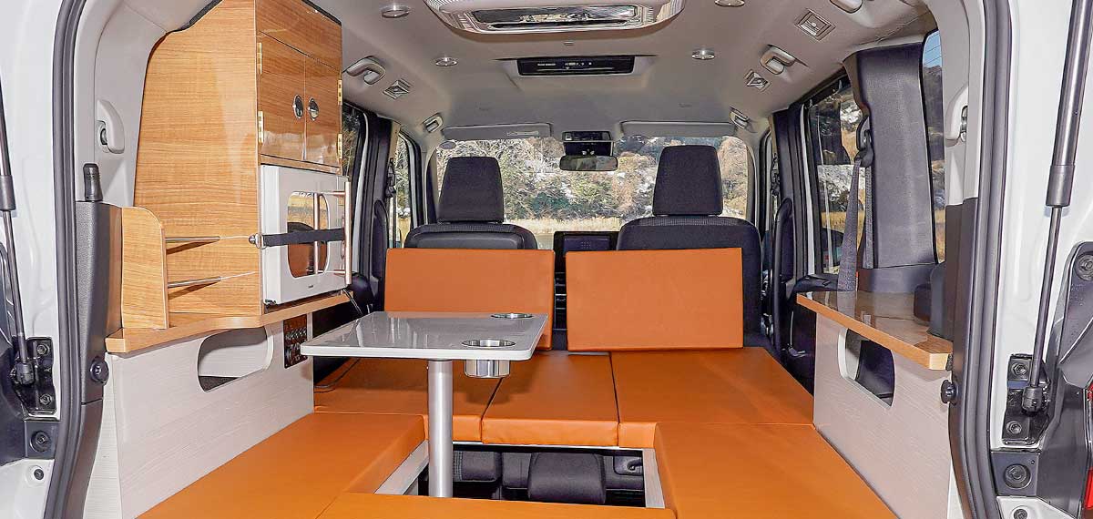 コンパクトキャンピングカー ステルスキャンパー T 車内